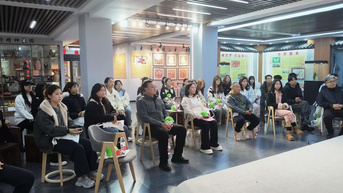 我校学子参与临汾市'悬塑光影·文创赋能'青年夜沙龙教育文化交流